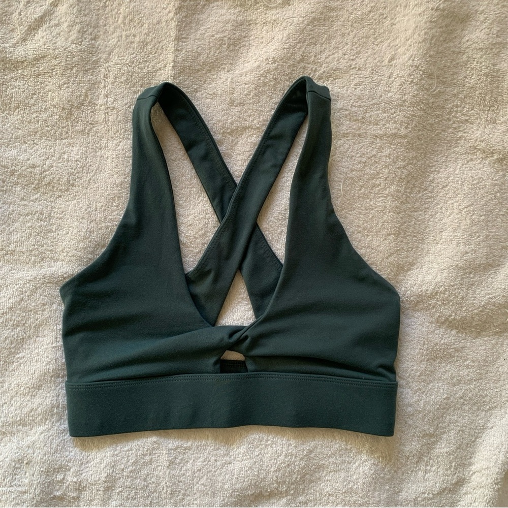 Fabletics Women's Oasis Twist Medium Impact Sports Bra LC7 - X Small *No padding